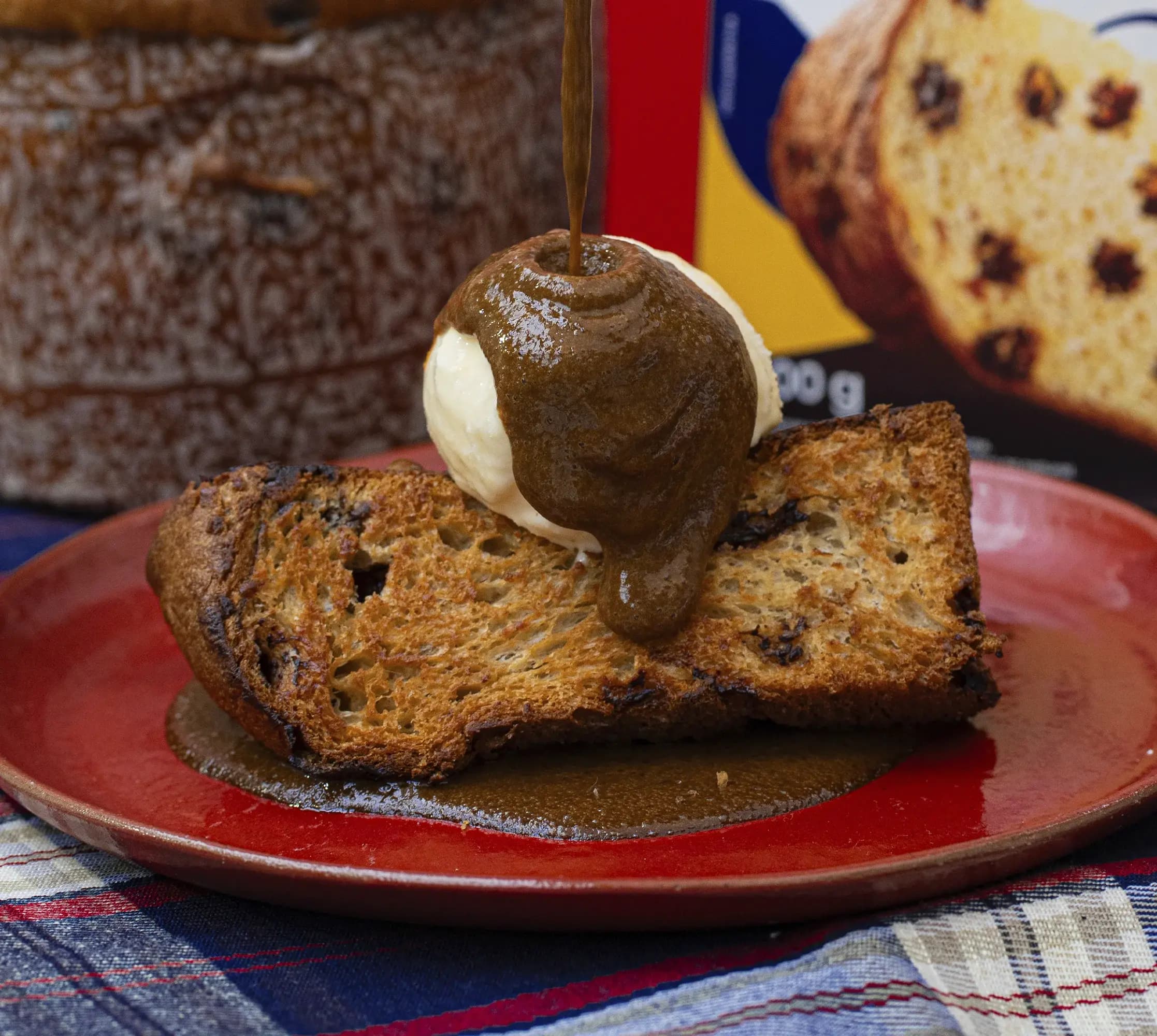 Panettone com Calda de Café e Sorvete