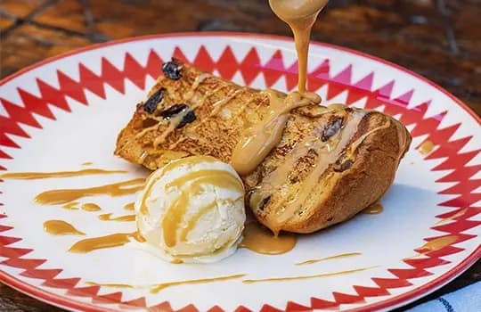 Panettone na Chapa com Sorvete e Calda de Doce de Leite