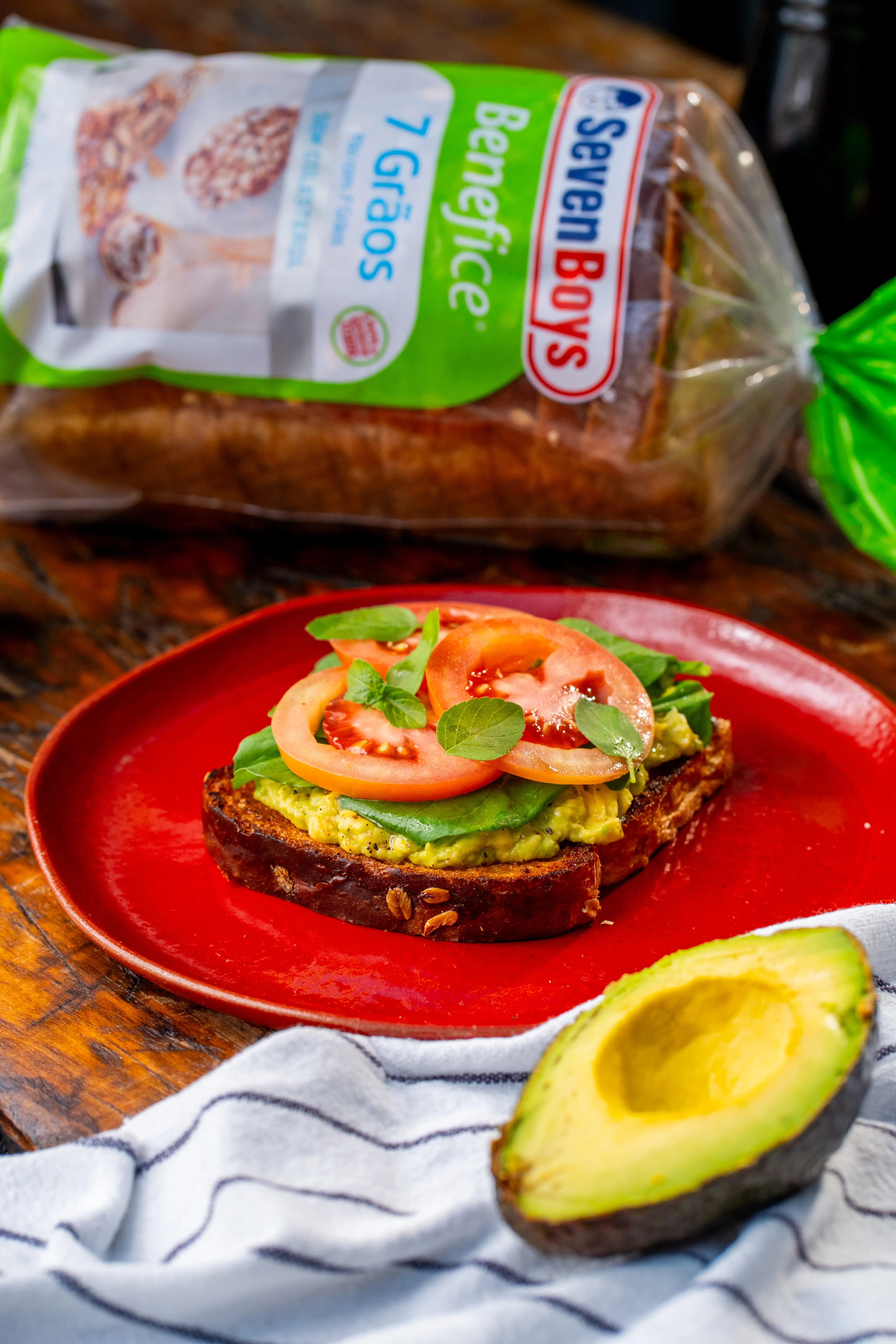 Toast de Abacate, Tomate e Rúcula