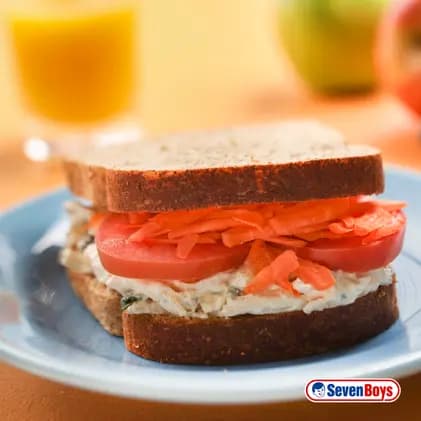 Sanduíche de patê de frango com salada