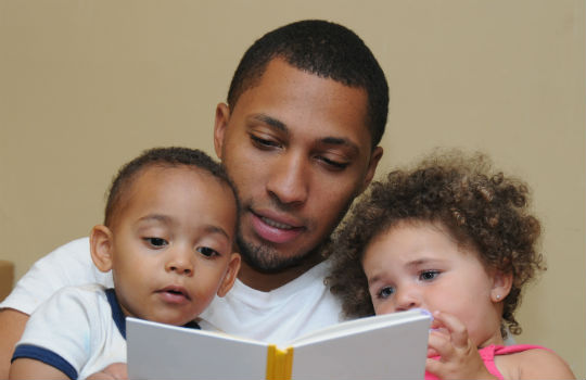 Conheça os benefícios de ler histórias para os pequenos antes de dormir