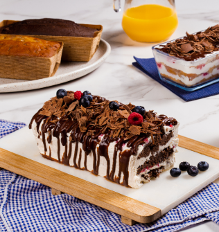 Pavê de bolo com creme de baunilha e lascas de chocolate