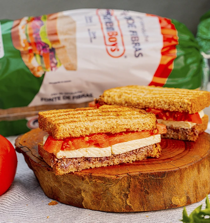 Sanduíche Caprese com Queijo Branco, Tomate e Pasta de Azeitona