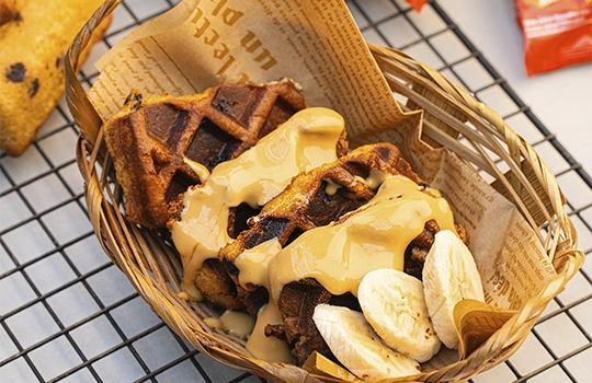 Waffle de Bolinho com Doce de Leite e Banana