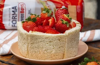 Charlotte de pão com Frutas