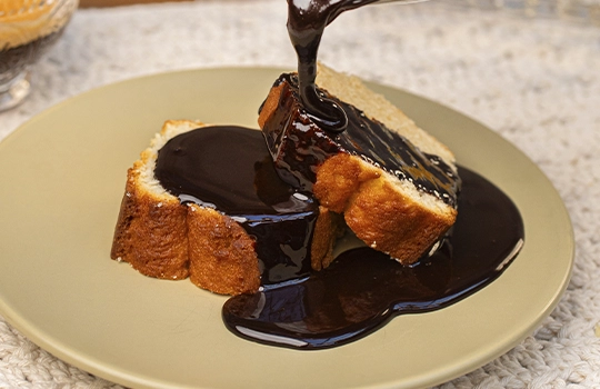 Bolo de Laranja Família com Calda Crocante de Chocolate