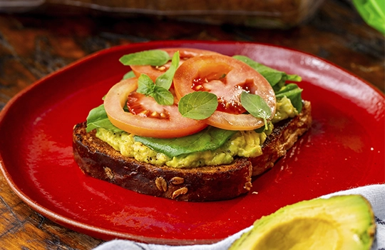 Toast de Abacate, Tomate e Rúcula