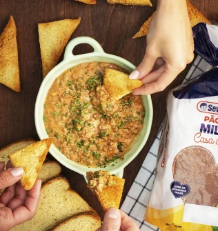Torrada de Pão de Milho com Carne Cremosa