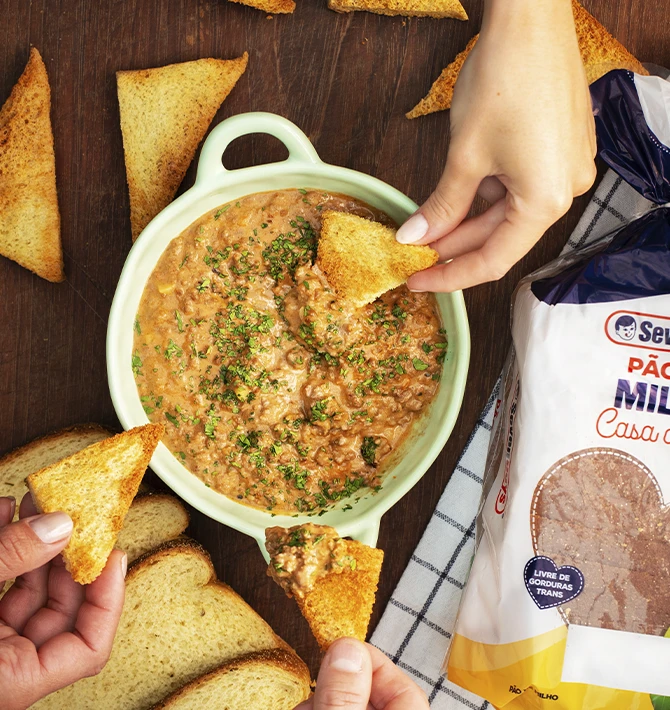Torrada de Pão de Milho com Carne Cremosa